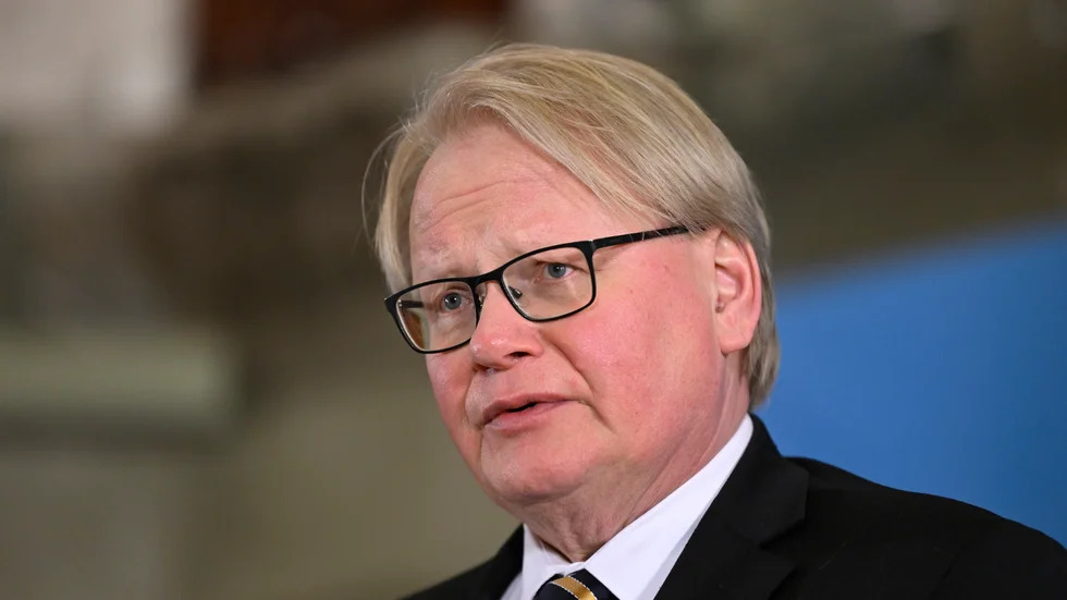 Försvarsminister Peter Hultqvist (S) vägrar att svara på frågan om regeringen är redo att byta fot om alliansfriheten.