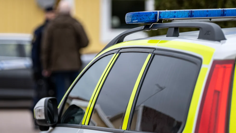 Polisen skulle köra mannen till sjukhuset så att han fick se om sina sår. Men det var han inte intresserad av. 