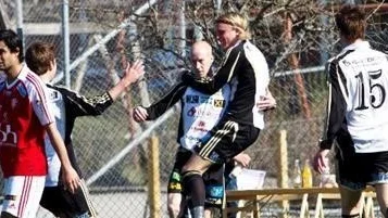 Strömsberg Daniel Matsson jublar efter sitt mål.