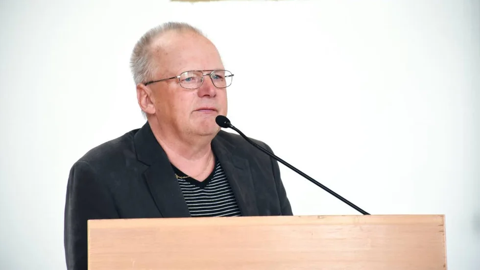 Det var på senaste extrainsatta kommunfullmäktige som Henry Emmoth gjorde jämförelsen mellan stadsflytten och ett av historiens värsta folkmord.