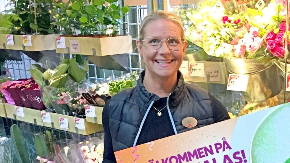 Laddad. Eira Sjöström på Ica Supermarket i Luleå centrum förbereder inför helgens tårtkalas.