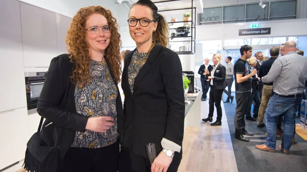 Imponerade. Anna Olovsson och Linda Ögren från Piteå var imponerade av butiken. "Jättefin. Ljus och öppen", säger Anna.