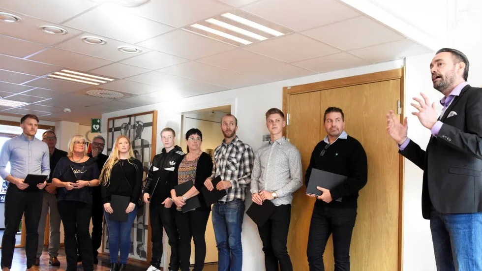 Resestipendiater. Åtta vinnare får ta del av årets resestipendium Byggstenen som delades ut av Norrbottens byggmästareförenings vd Fredrik Kristiansson (t.h.). Vinnarna från vänster till höger är: Per Mättävainio, Skanska hus, Katarina Hedvall, GLB, Agnes Grandin, NOAK, Wiilliam Vikström, Extreme bygg, Bodel Blom, Byggutrustning i Luleå AB, Jonas Hapaniemi, Peab anläggning, Andreas Vikberg, Skanska hus, samt Urban Wasikkaoja, Edito bygg.