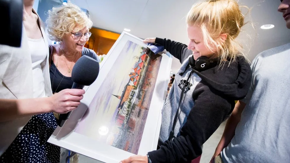 "Åh, vad fin den är", sa Johanna Fällman om tavlan hon belönas med som Årets Luleåbo. Mamma Margareta tar vill också se Luleås pärla, tillsammans hennes dotter, Norra hamn.