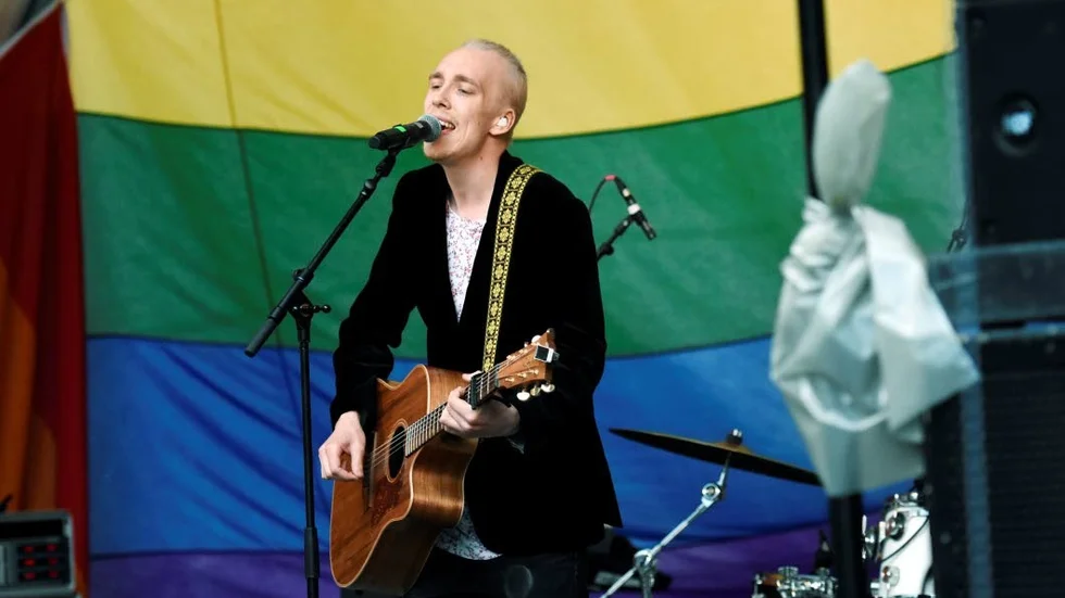 Tall Blonde var första musikakt ut på Luleå Pride efter invigningen och fick inleda i regnoväder.
