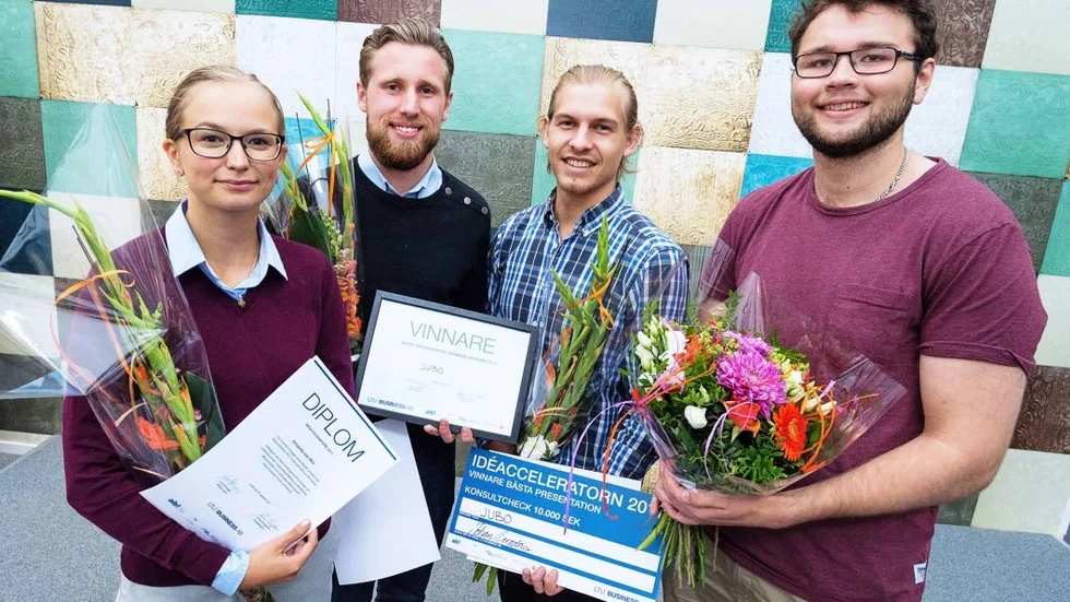 Publikvinnare. LTU-studenterna Amanda von Ahn, Niklas Axenholm, Rasmus Rådmark och Erik Lundmark har jobbat i sommar med att utveckla sitt projekt Jubo, nya digitala betallösningar. Efter presentationen röstades de fram av publiken som vinnare. En konsultcheck på 10 000 kronor fick de för det förutom äran.