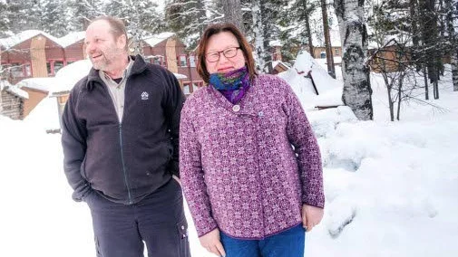 Roland Harnesk utbildningskonsulent och Britt-Inger Tuorda rektor vid Samernas utbildningscenter.