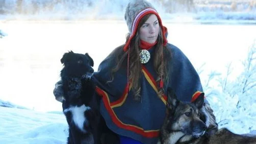 Kulturentreprenören Anna Kuhmunen, Silba Siida med sina hundar utanför Jokkmokk.