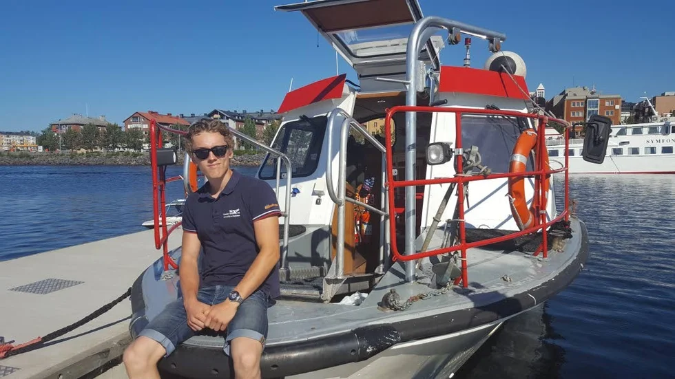 Ibland när Stella marina kommer in i hamnen eller ska ut så badar folk för nära båten vilket skan ställa till det både för badare och Stella Marina. Viktor Björklund, som jobbar på Stella Marina i sommar, tycker dock att det borde gå att samsas bara badarna håller sig undan när båtarna ska in och ut ur hamnen.