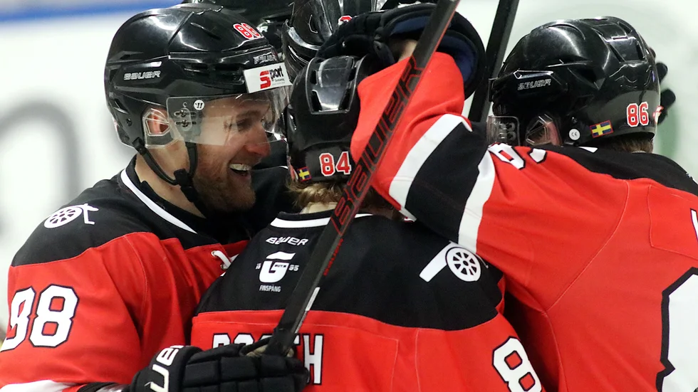 Guts jublar efter 2–1-målet i Arena Grosvad. Någonstans där finns målskytten Andreas Nelly.