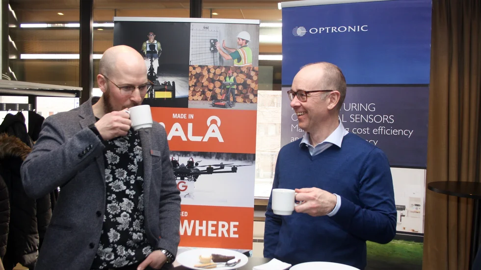 Jonny Falk, Guideline Geo och Robert Jonsson, Optronic tar en kopp kaffe på minimässan.