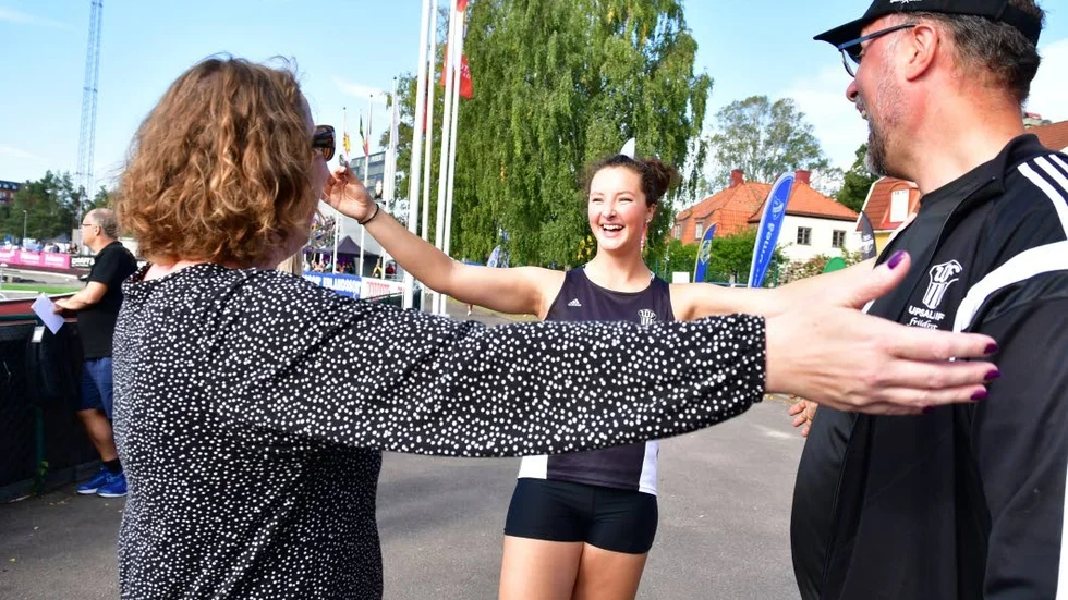 Caisa-Marie Lindfors tas emot av mamma Anna och pappa Lasse efter det mäktiga diskuskastet, som var nytt svenskt juniorrekord och som innebar en silvermedalj i SM i Karlstad efter segraren Fanny Roos.