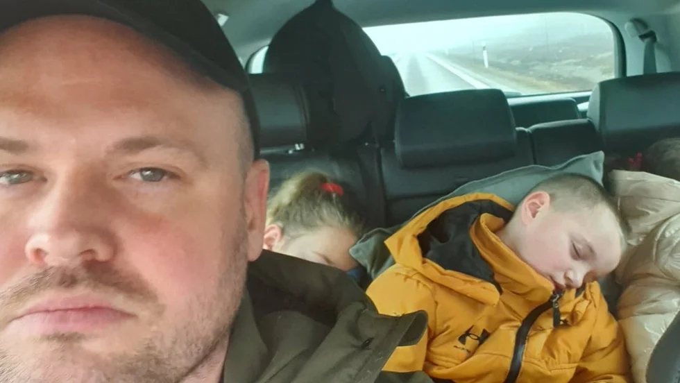 Zakarias Pante kör den ena bilen tillbaka till Skellefteå.