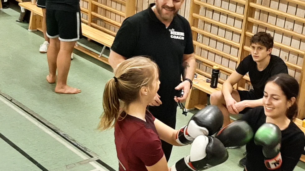 Hasse Stenström instruerar Ebba Sjöö och Linnéa Carlsson, som är på sin blott andra boxningsträning.
