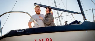 Nyköpingsborna Gerda, 28, och Anders, 30, säljer bröllopsbåten nu när pandemin lättat – redo för nästa fas