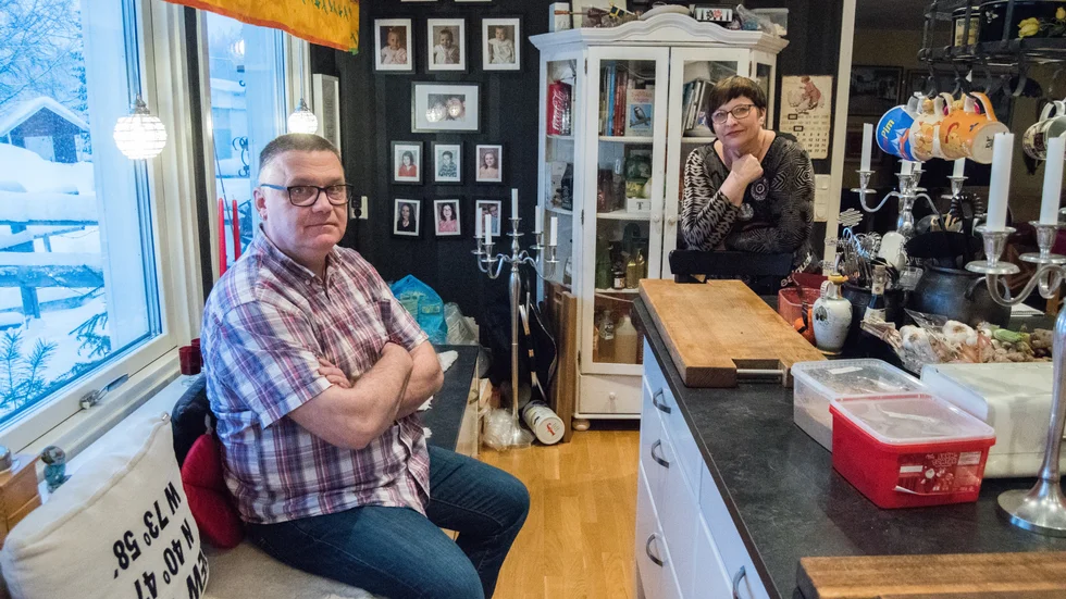 Köket är en central plats i Jonny och Monica Lundmarks hem. Soffan är specialbyggd för att rymma många.