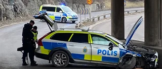 Polisbil kraschade in i brofundament