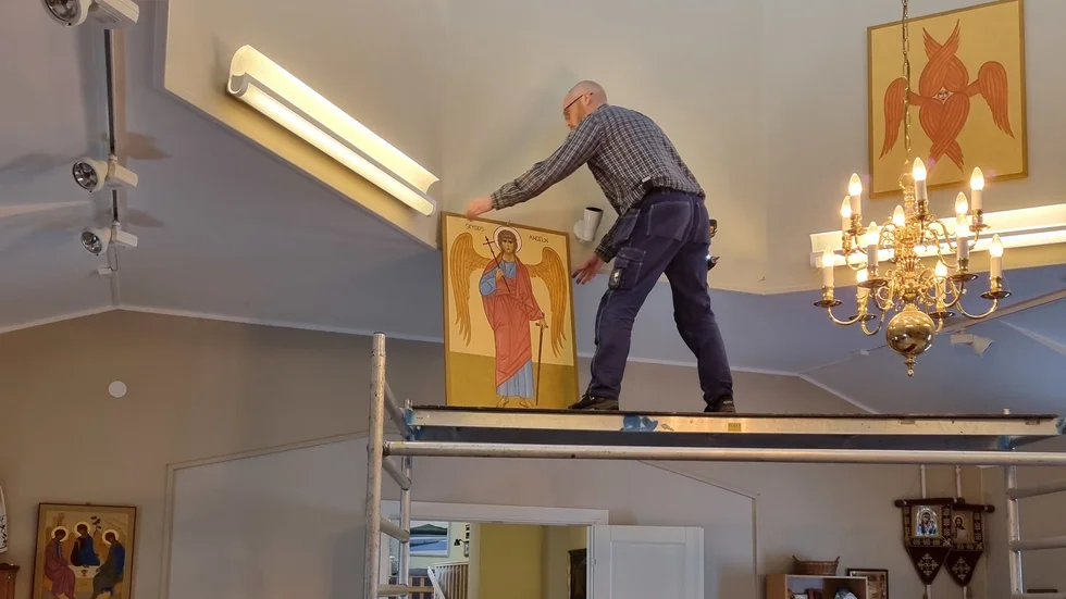 Konstverken hängs på plats.