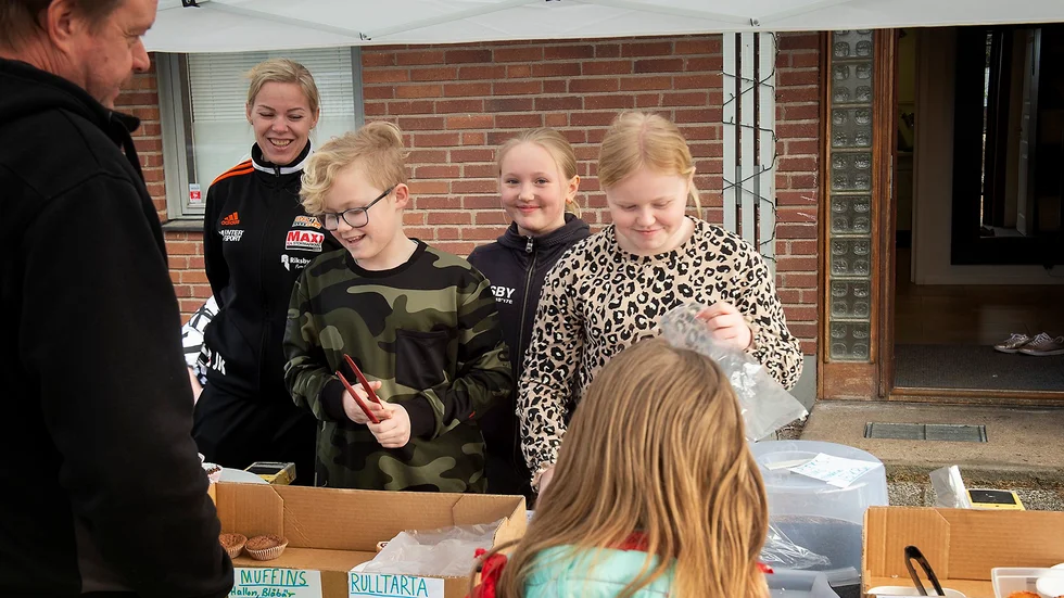 Josefin Karlsson med barnen Liam, Freja och Thea. Pengarna från bullförsäljningen går till Unicef.