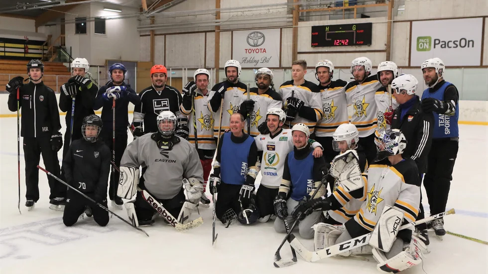 Teambuildingens start får anses vara lyckad enligt både tränare Richard Ynge och Borenprofilen Kjell Augustsson, som också var på plats i båsen dock utan skridskor.