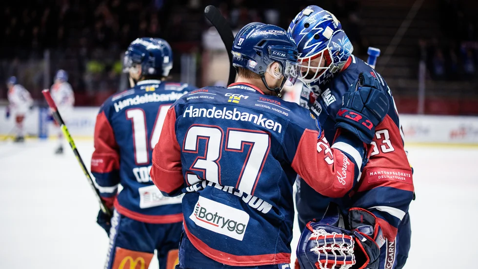 Jesper Pettersson klappar om Marcus Högberg.