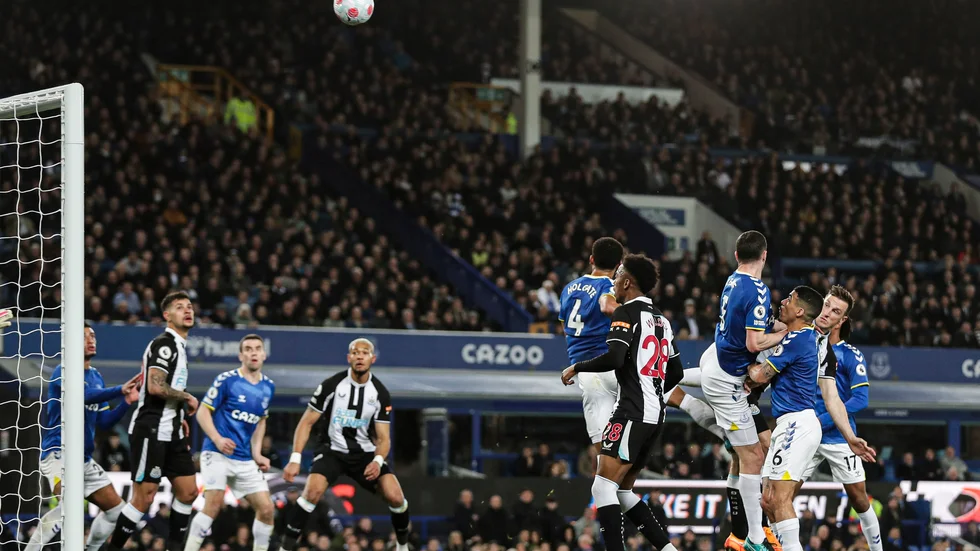 Det var i mötet mellan Everton och Newcastle som en planstormare spände fast sig själv runt ena målstolpen.