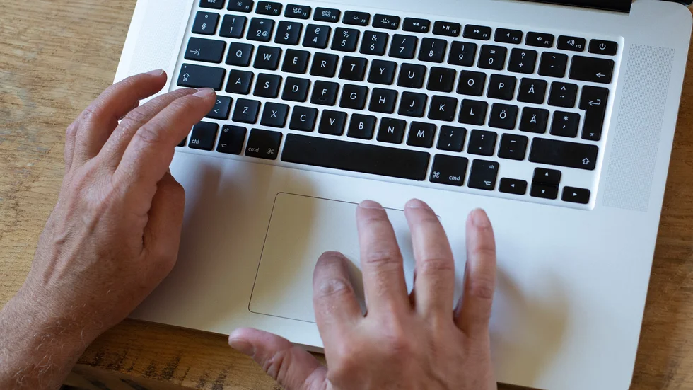 I datorer hittade polisen tusentals bilder och filmer som visar grova sexuella övergrepp på barn. 