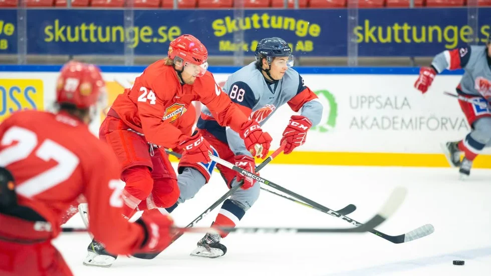 Calle Åsell i Almtuna på väg framåt i träningsmatchen mot Västervik, som Ais vann med nästan osannolika 9–6.