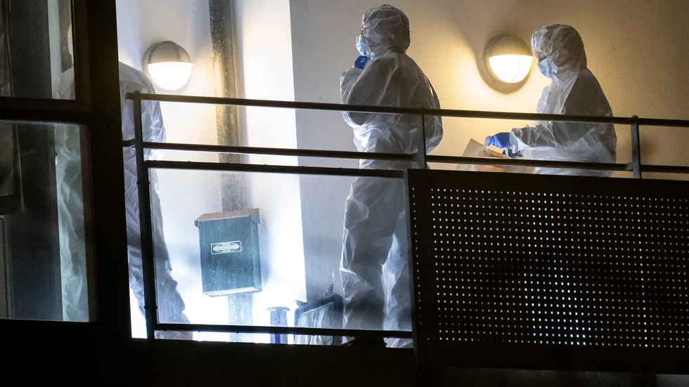 Polisens kriminaltekniker arbetar vid ett flerfamiljshus i centrala Helsingborg efter att en kvinna hittats död på tisdagskvällen. En person är gripen.