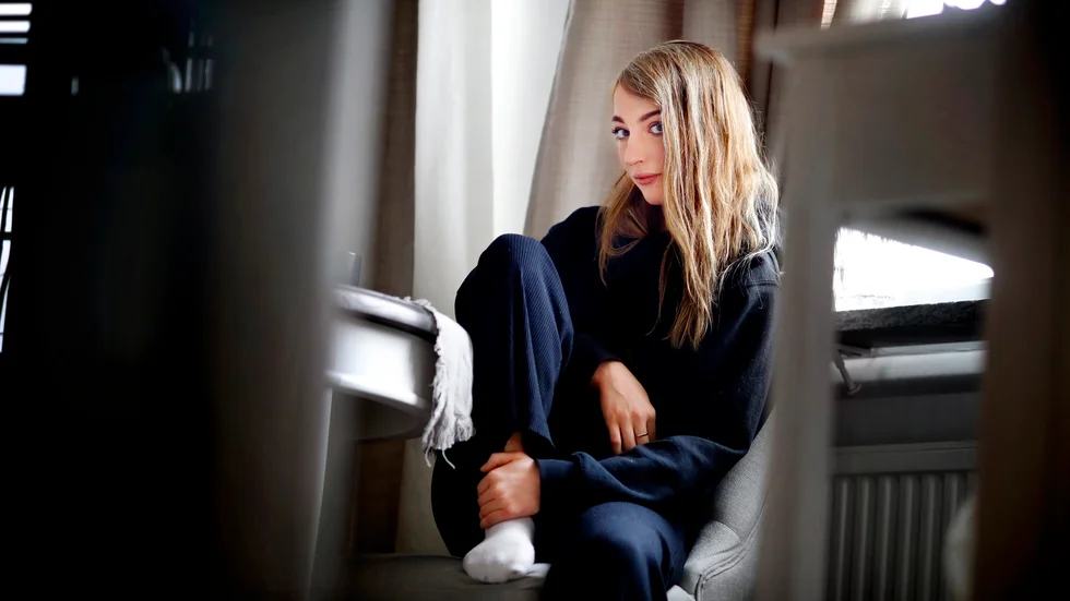 Moa försöker hela tiden hitta nya ställningar på köksstolen för att ge foten avlastning. "Även om det inte syns så gör det fruktansvärt ont", berättar hon.