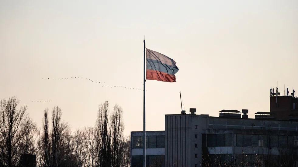 På den andra sida floden Njemen vajar en rysk flagga i Sovjetsk i ryska Kaliningrad.