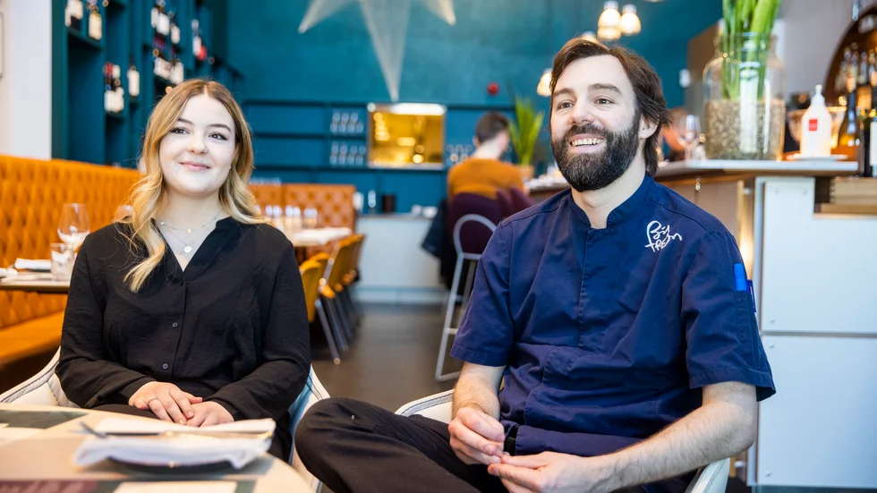Pamina Kowar och Florian Corny är anställda på Bistron i Luleå. Ingen av dem talar svenska, men i stället kan de tala tyska, engelska och franska med gästerna.