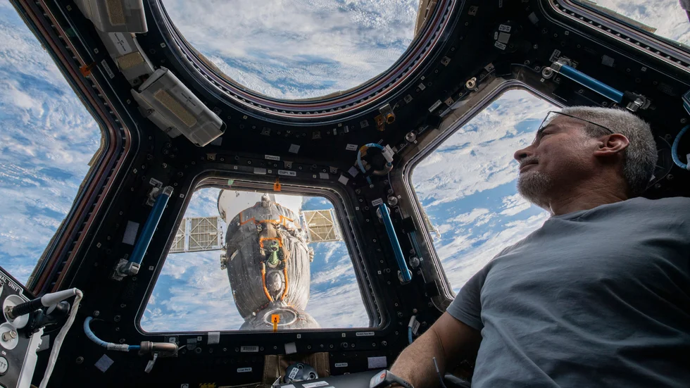 Astronauten Mark Vande Hei tittar ner på jorden från Internationella rymdstationen, ISS. Bild från i februari.