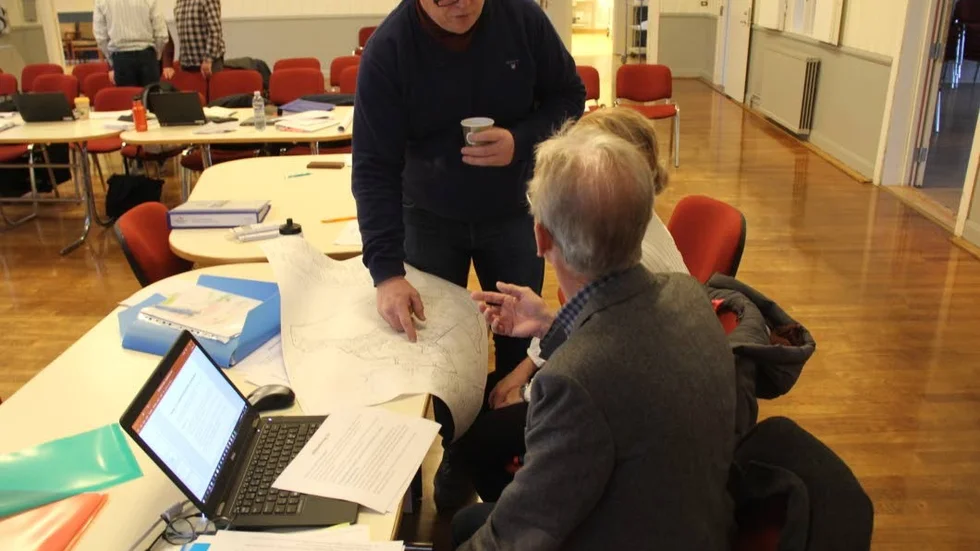 Förhandlingar. Här samtalar entreprenören Anders Högberg från Karlholm Utveckling AB med sina tekniska experter Bo Ledin och Åsa Haneus under en paus i domstolsförhandlingarna.