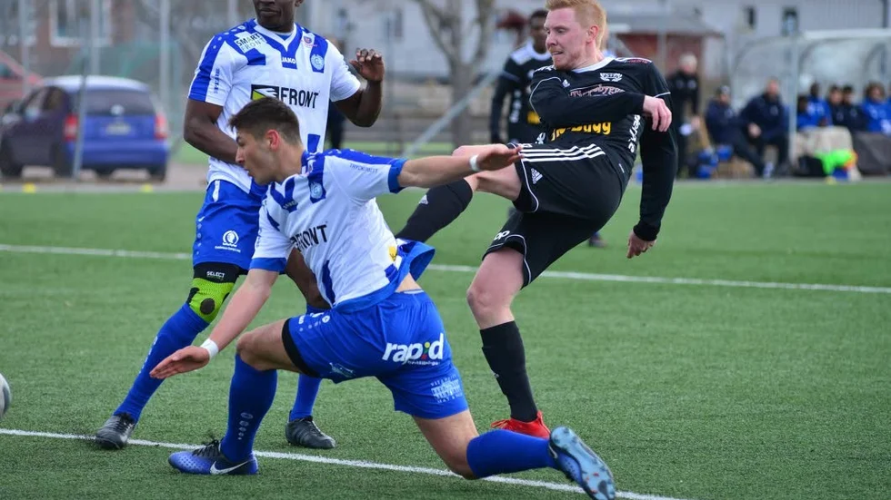 Gustav Jonsson i en match tidigare den här säsongen får symbolisera Strömsbergs seger hemma mot Håbo med 3–2.