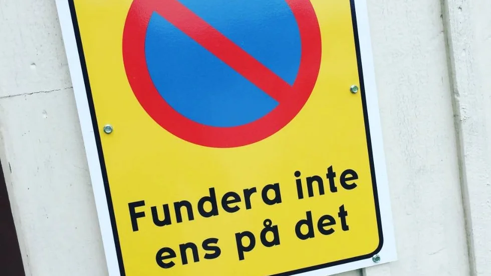 Denna finurliga skylt finns i Öregrund.