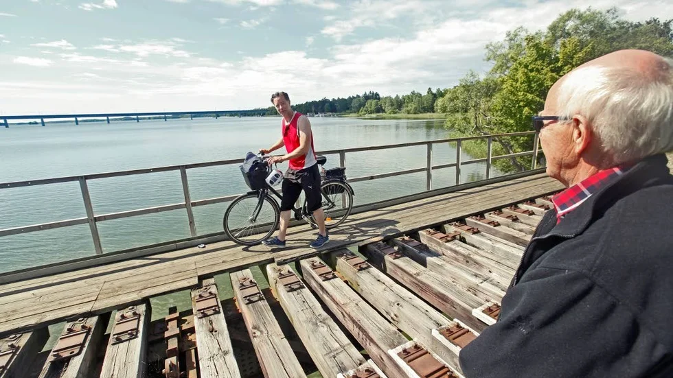 Historia. Dagarna förbipasserande fick leda cykeln över den gamla järnvägen är snart ett minne blott.