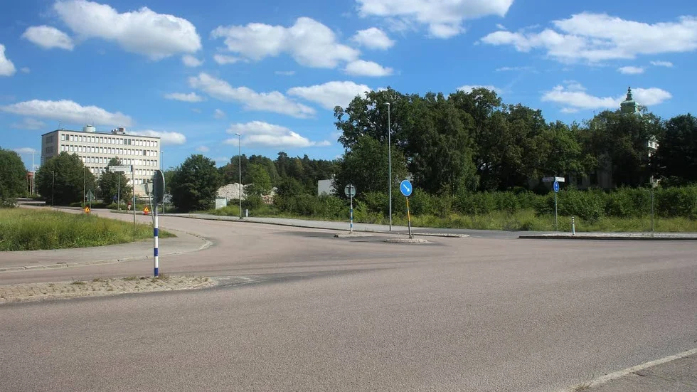 Godkänt. Mark- och miljödomstolen menar att kommunen gjort formellt rätt när man tagit fram en ny detaljplan som 
gör det möjligt att bygga fyrvåningshus i korsningen vid Villa Fannalund.