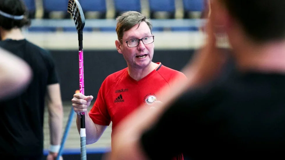 Tränare. Stefan Forsman tar sitt Storvreta till match mot Örebro, som de förlorade mot efter förlängning i hemmapremiären.