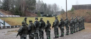 Försvarsanställda åtalas för olaga hot