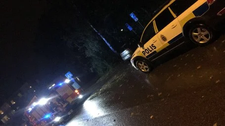 Polis och räddningstjänst på plats vid bilbrand i Eriksberg.