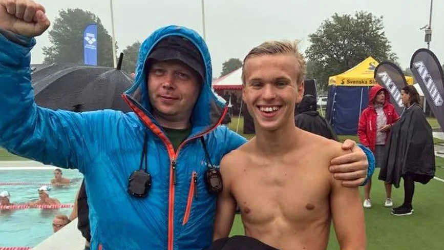 Upsala Simsällskaps tränare Vitali Gaponov jublar tillsammans med Carl Söderberg.