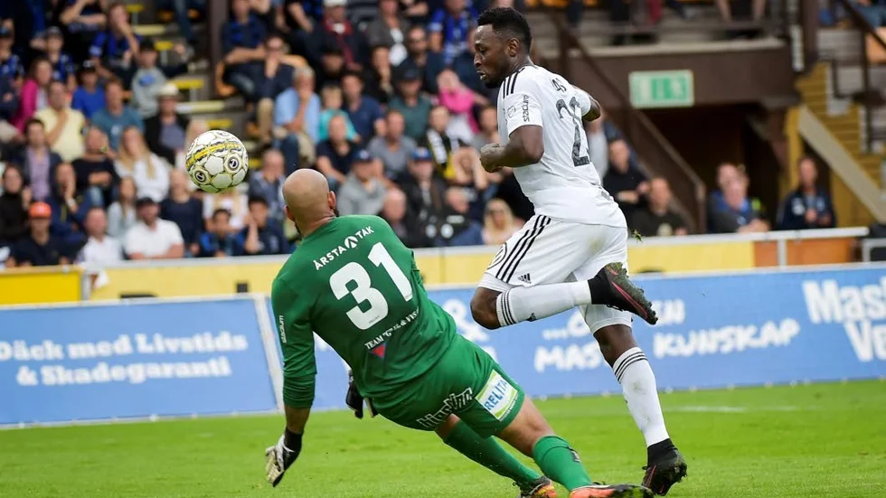 Stjärnduell. AIK:s anfallare Chinedu Obasi avslutar ett friläge mot Sirius målvakt Josh Wicks. Obasi blev tvåmålsskytt medan Wicks blev riktigt förbannad på sina lagkamrater.
