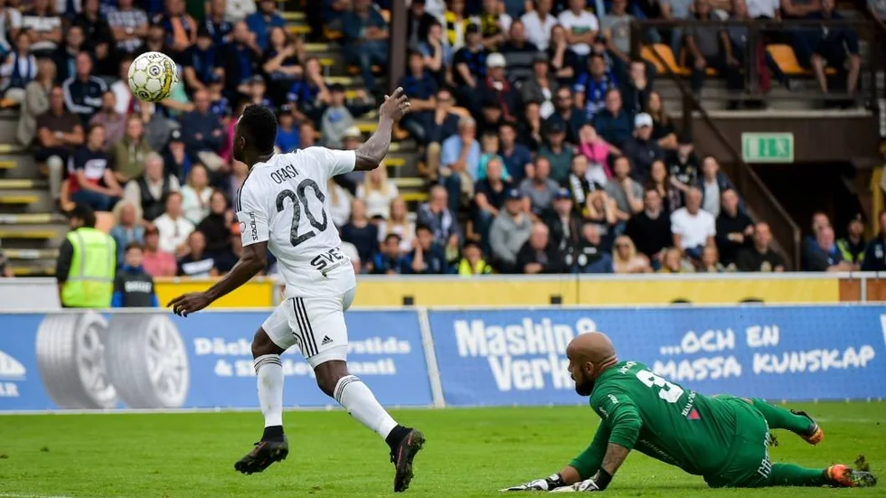 UPPSALA 20170806
AIK:s Chinedu Ogbuke Obasi och Sirius målvakt Joshua Wicks i samband med Obasis 0-3 mål under söndagens allsvenska fotbollsmatch mellan IK Sirius FK och AIK på Studenternas IP. Foto: Stina Stjernkvist / TT / kod 11610