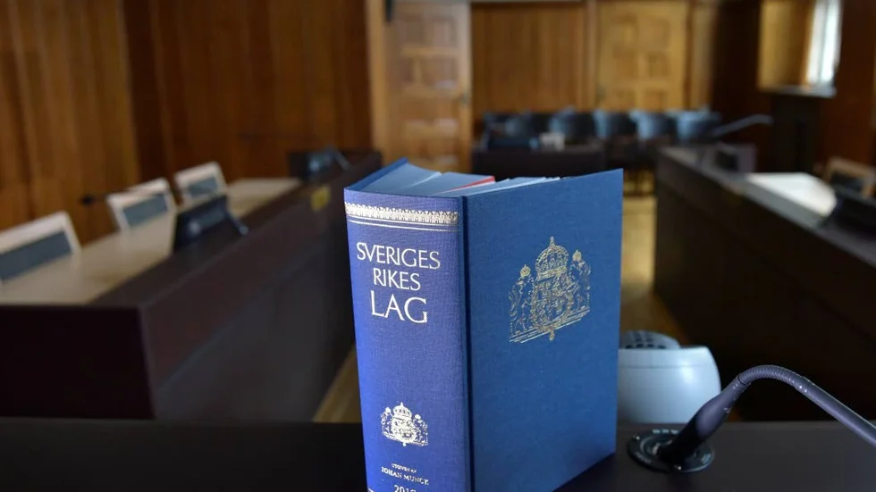 Dom. Kvinnan frias från vapenbrott men fälls för dopningsbrott.