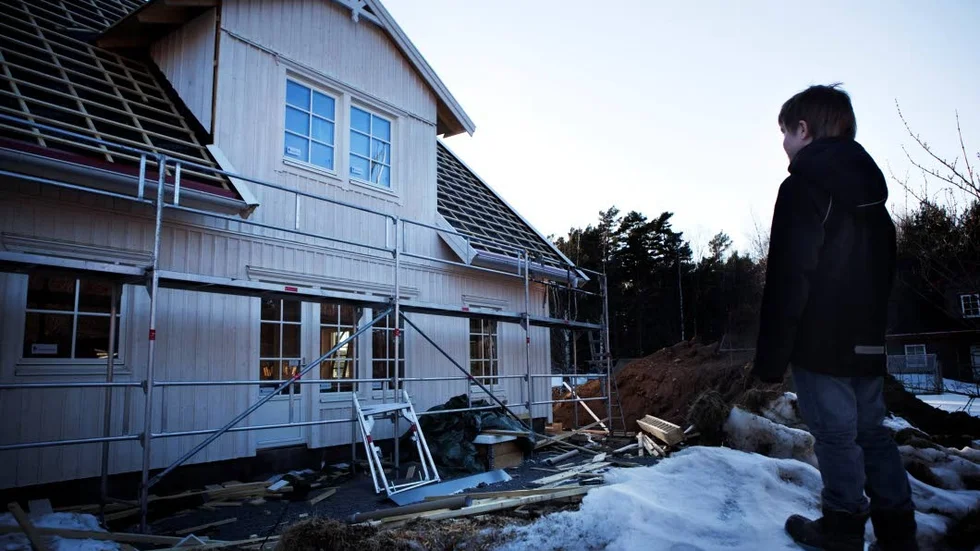 Leo iakttar huset han ska en dag få flytta in i.