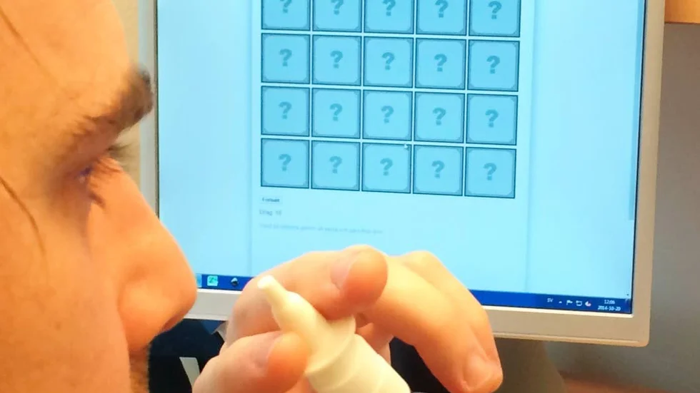 Nässprej. Efter att ha sprejat insulin i näsan förbättrades förmågan att klara en sorts memoryspel, i synnerhet när det kombinerades med någon doft.