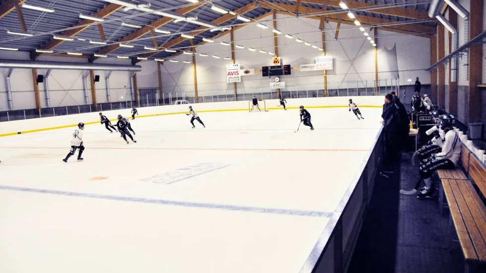 Mjukstart. Sirius kör inne i hockeyrinken till 1 september. Då ska isen vara klar i Relitahallen.