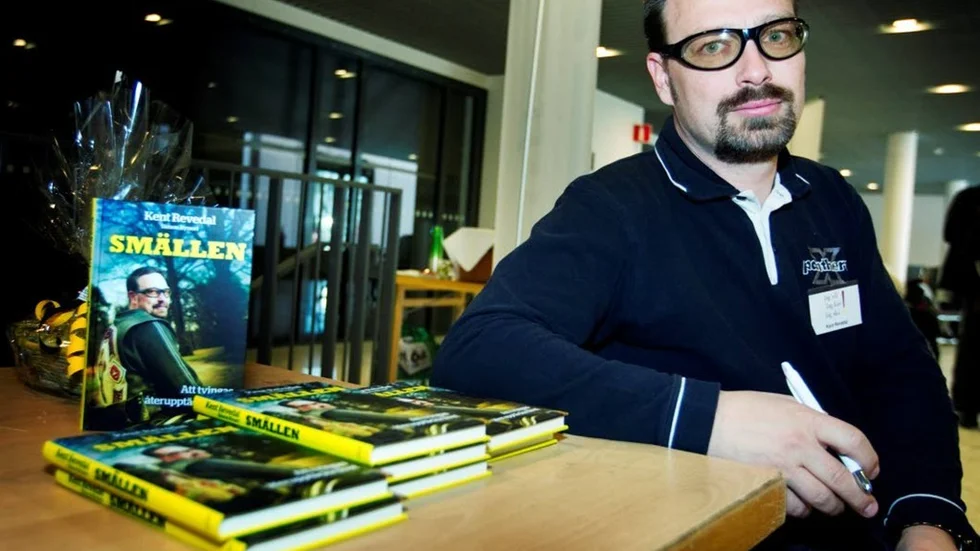 Kent Revedal kämpade sig tillbaka till ett meningsfullt liv efter en svår mc-olycka. Han har även skrivit en bok om det, Smällen.