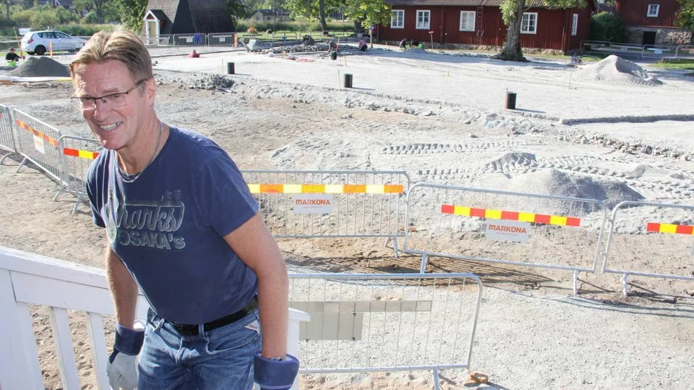 Projektledare. Leif Bäckström, projektledare för Vändpunkten (för utveckling i Karlholm) vid Kvarntorget, där han övervakar arbetet med stenläggningen.